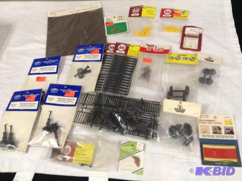 lot 261 image: Assortment Railroad Train Accessories
