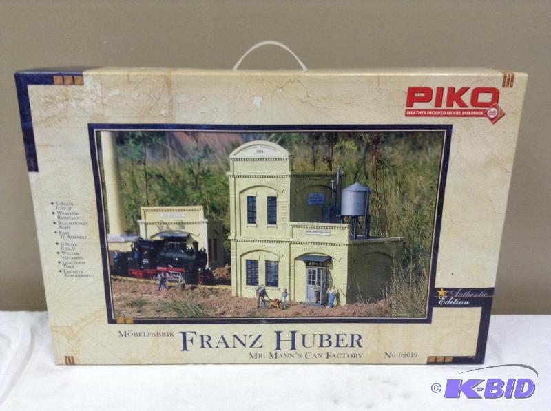 lot 65 image: PIKO Franz Huber Mr. Manns Can Factory Train Building Kit