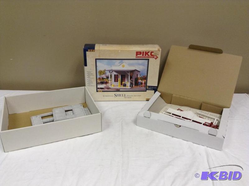 lot 70 image: PIKO Tankstelle Shell Filling Station #62241 Train Building Kit