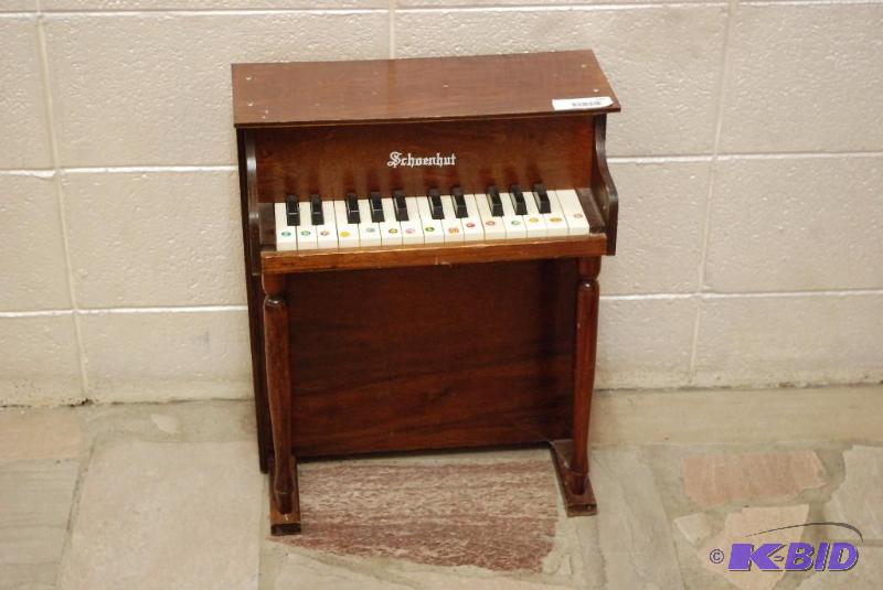 lot 141 image: Vintage Scholenhut&nbspToy Childrens Piano ...