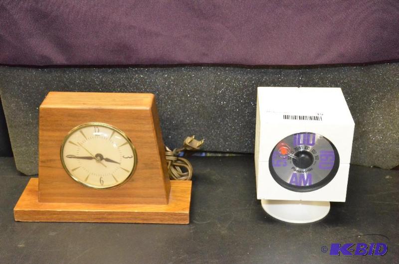lot 19 image: Panasonic Radio Model R 47A measures 6 x 4 in...