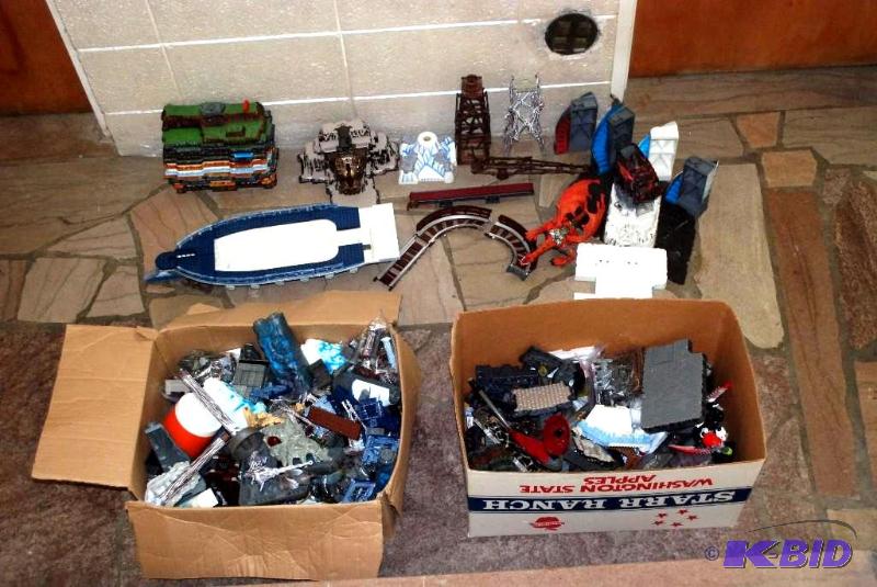 lot 209 image: 2 boxes of &nbspLegos and accessories. Pleas...