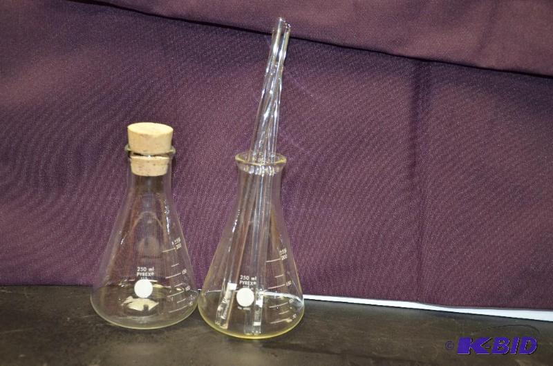 lot 20A image: 2 Vintage Pyrex chemistry Beakers one with st...
