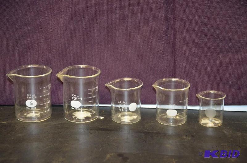 lot 20D image: 5 Vintage Pyrex Measuring Beakers...