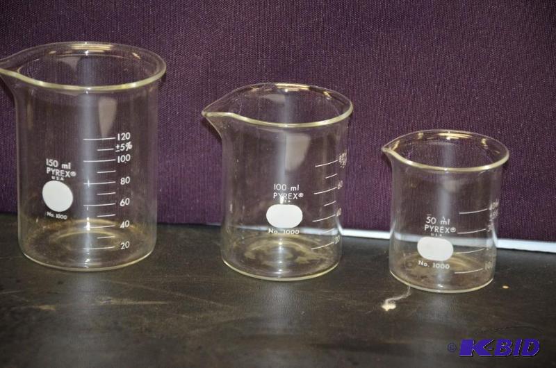 lot 20F image: Vintage Pyrex Stackable Measuring Beakers...