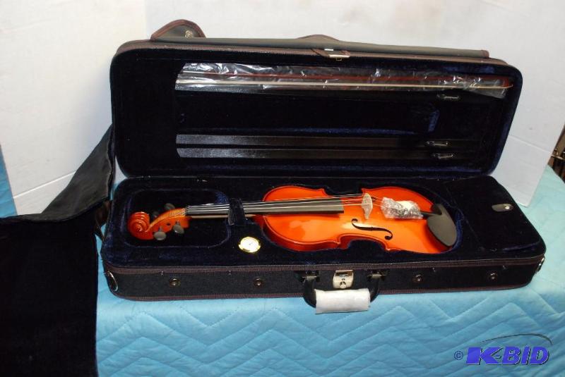 lot 230 image: VLH Violin Model AVI 4420 with bow in cremona...