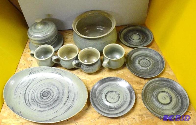lot 3 image: Redwing 235 green bowls, cups, jars & pla...