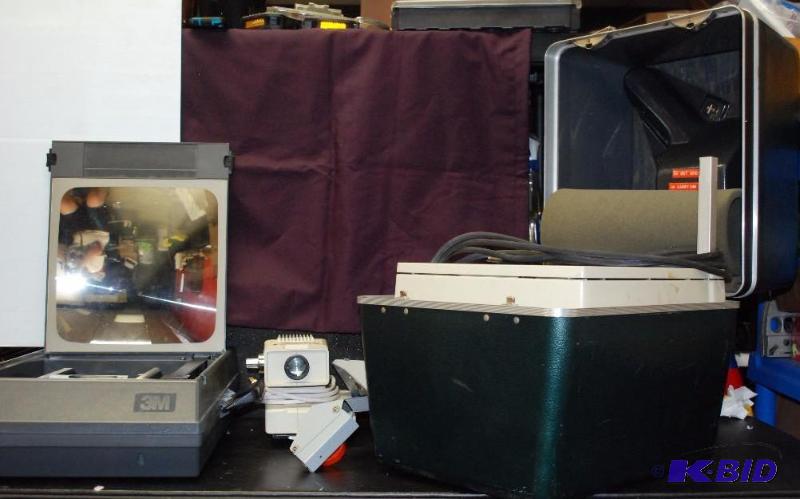 lot 43 image: Portable 3M 2000 Overhead Projector Model 200...