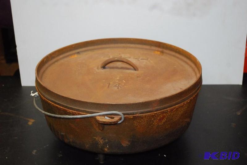 lot 45 image: &nbspLodge 14 Cast Iron Dutch Oven Kettle wi...
