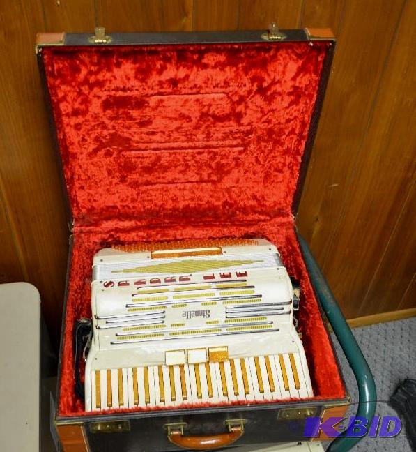 lot 70A image: Sandra Lee Stanelle Italian accordion in case...