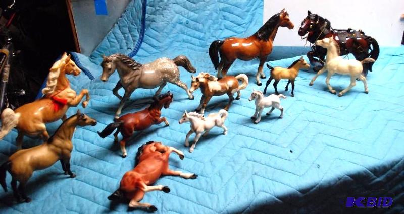 lot 87 image: 2 large Breyer and other assorted plastic &nb...