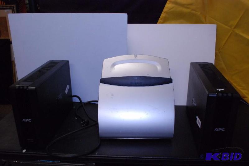 lot 98 image: 2 APC back-ups xs 1000, Kensington ...
