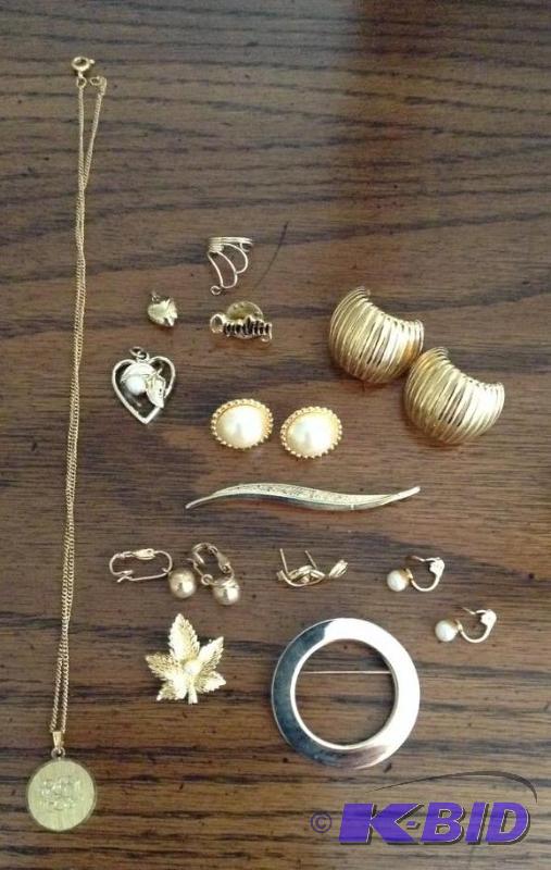lot 112 image: Mix of Earrings Brooches Pendants and more