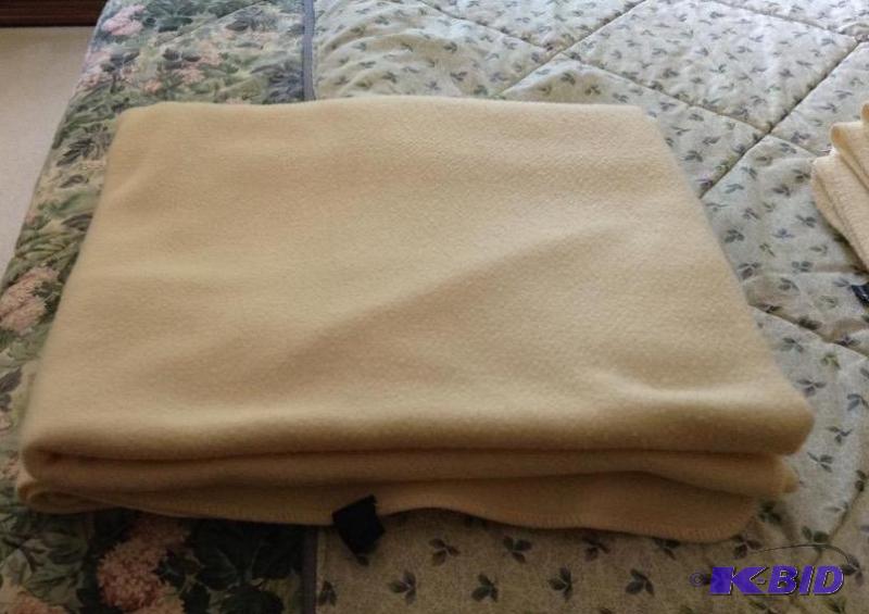 lot 126 image: Ralph Lauren Off White Acrylic Blanket - 2 of 2