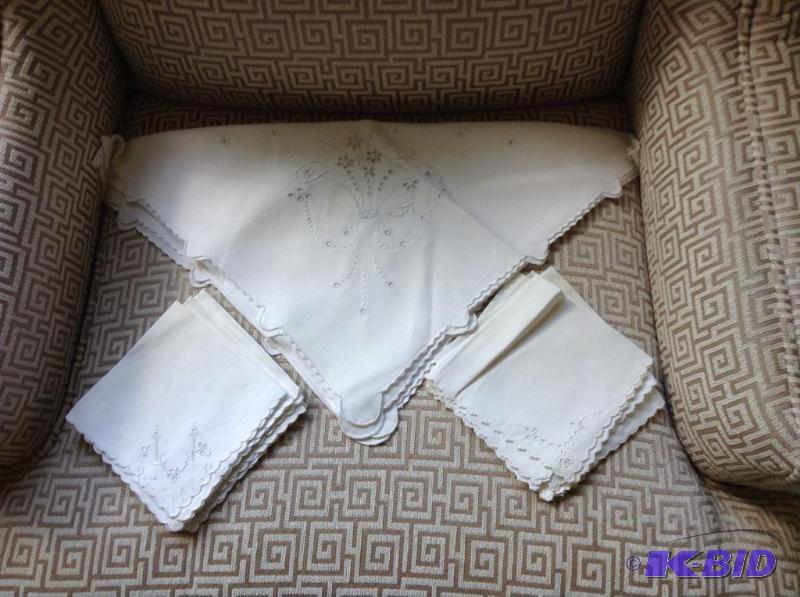lot 132 image: Pretty Card Table Table Linens