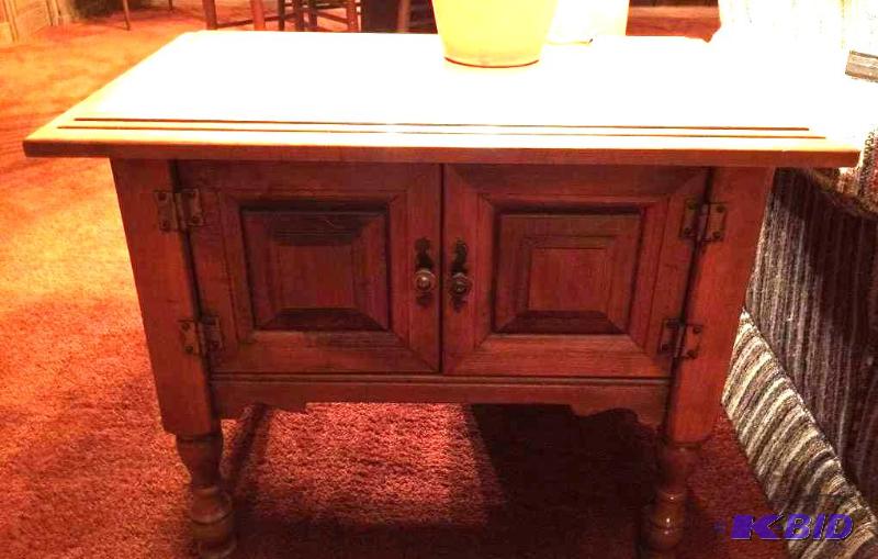 lot 16 image: Vintage End Table with Storage