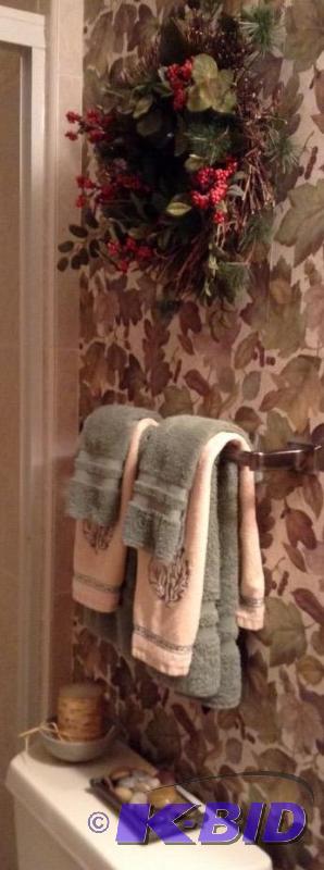 lot 177 image: Bathroom Decor with Guest Towels