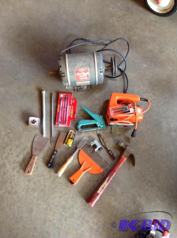 lot 195 image: Assorted Work Bench Tools