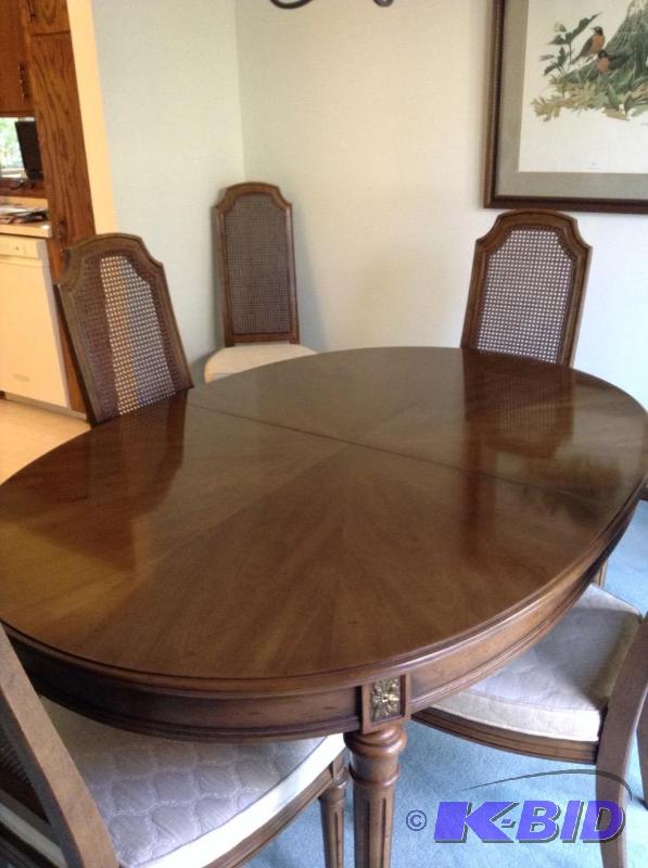 lot 23 image: Fine Henredon Formal Dining Table with Seven Chairs