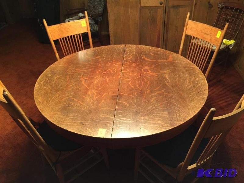 lot 26 image: Antique Oak Pedestal Table with Four Chairs