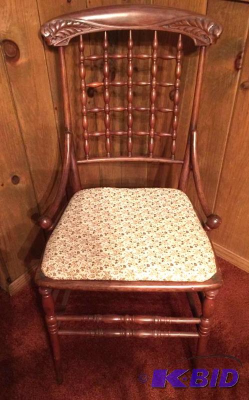 lot 28 image: Charming Antique Chair - AWESOME