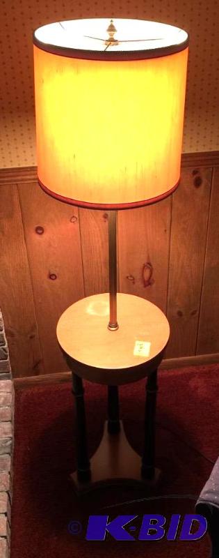 lot 4 image: Vintage Table Lamp