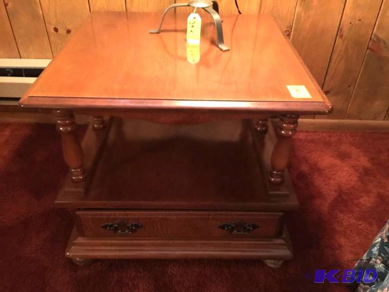 lot 8 image: Vintage Side Table with Drawer Storage