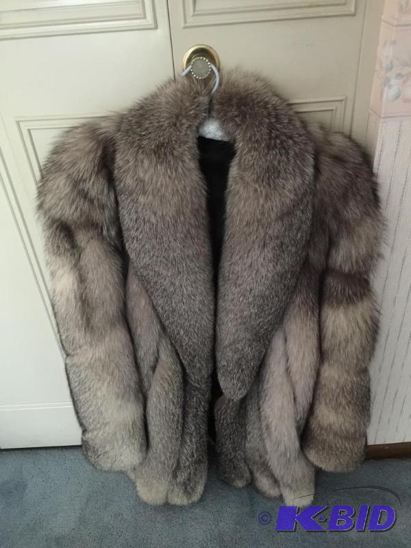 lot 84 image: Vintage Silver Fox Womens Fur Coat