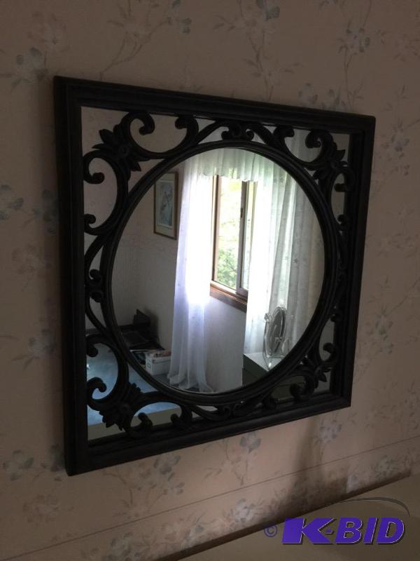 lot 87 image: Beautiful Decorative Mirror