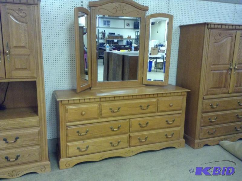 Light Wood Swing Mirror Dresser