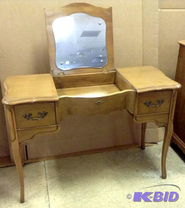 lot 2 image: Beautiful Vintage Dressing Table