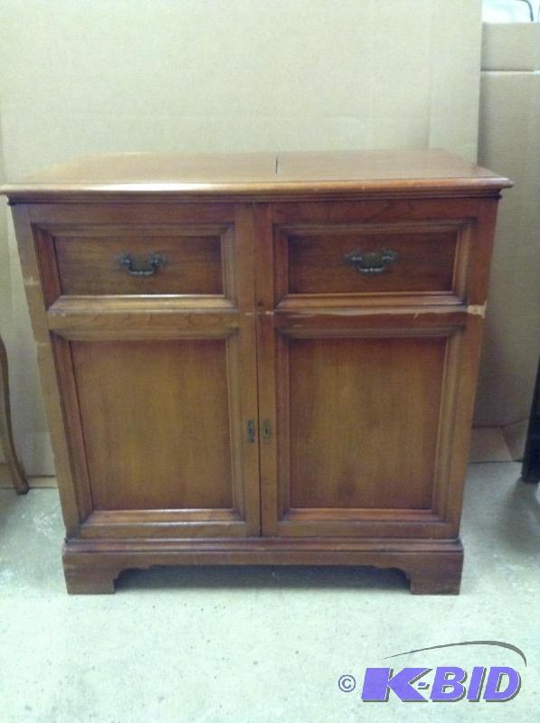 lot 3 image: Vintage Wood Magnavox Cabinet
