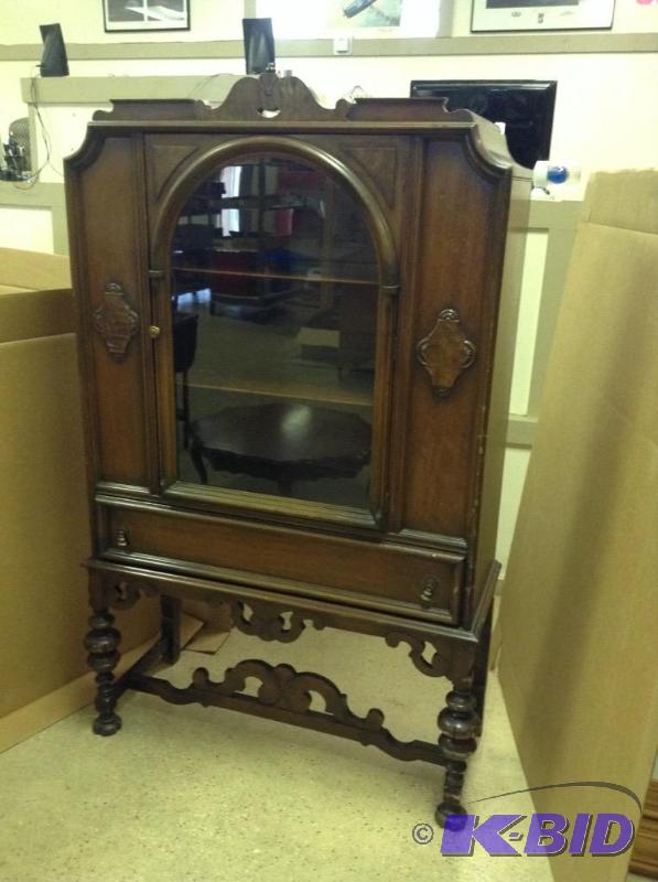 lot 4 image: Stunning Vintage Glass Front China Hutch