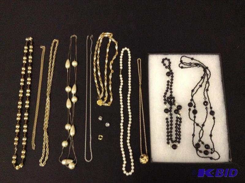 lot 15 image: Assortment of Fashion Necklaces