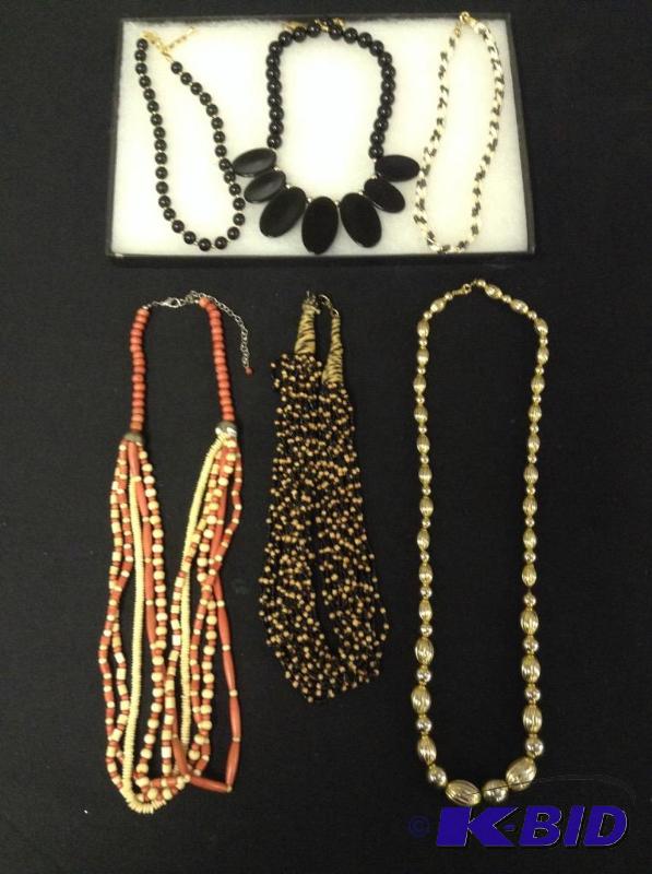 lot 21 image: 6 Fashion Jewelry Necklaces