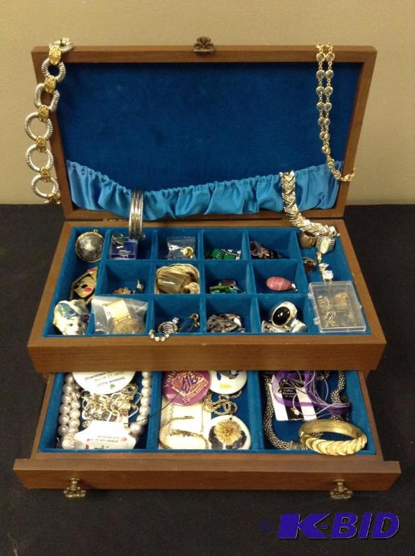 lot 4 image: Jewelry Box with Jewelry