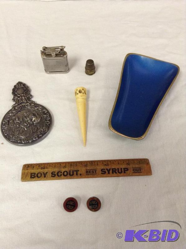 lot 44 image: Grouping of Vintage Items