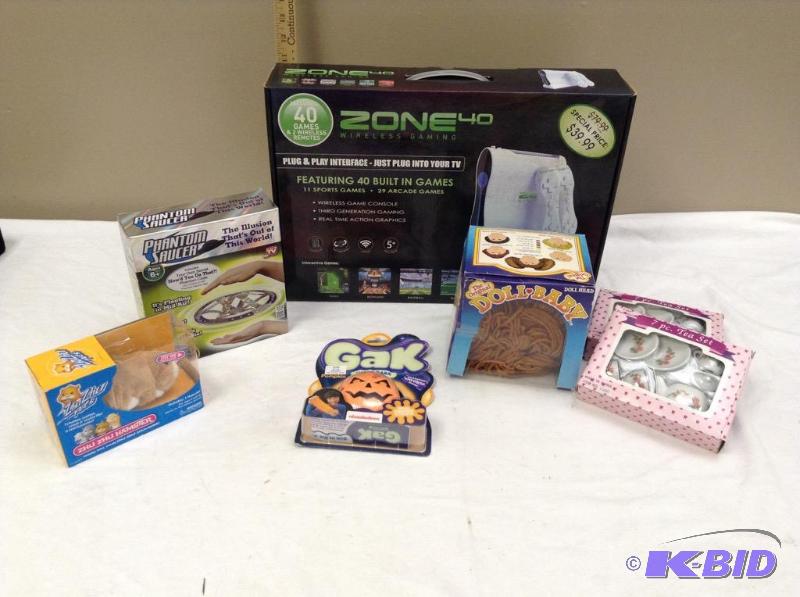 lot 44 image: Assortment of Toys