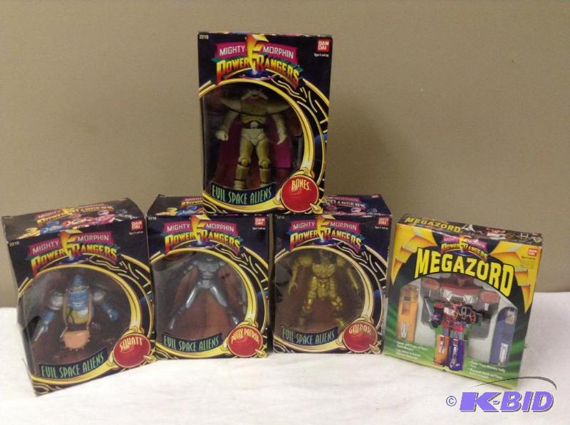 lot 16 image: Power Rangers Figures
