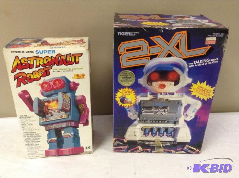 lot 66 image: 2 Robot Toys