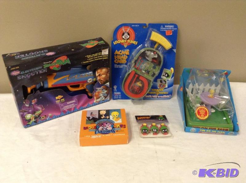 lot 85 image: Looney Tunes Toys
