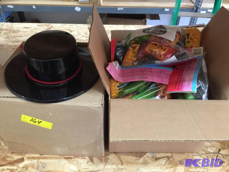 lot 164 image: Zorro Hats and Western Lights