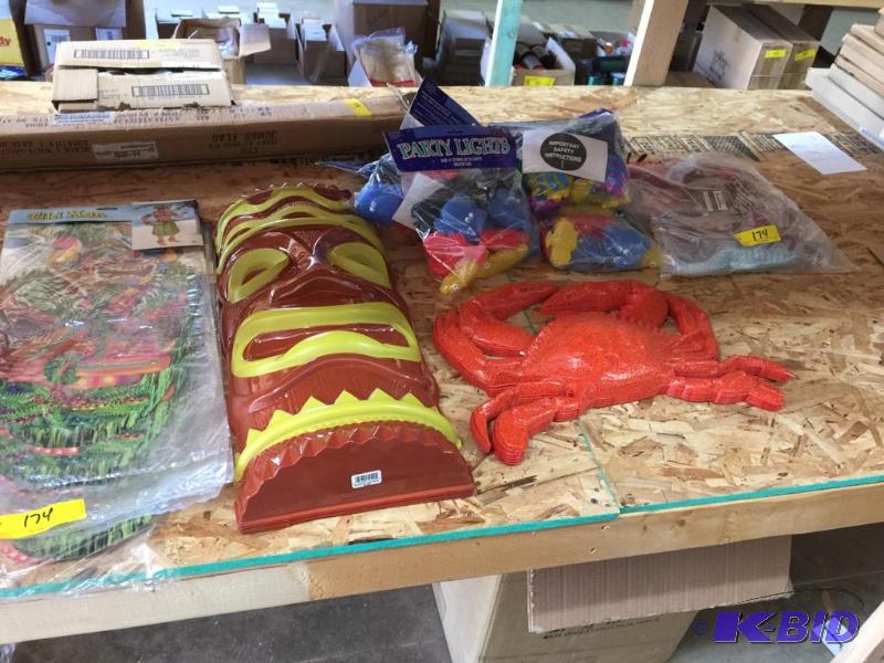 lot 174 image: More Tropical and Luau Items