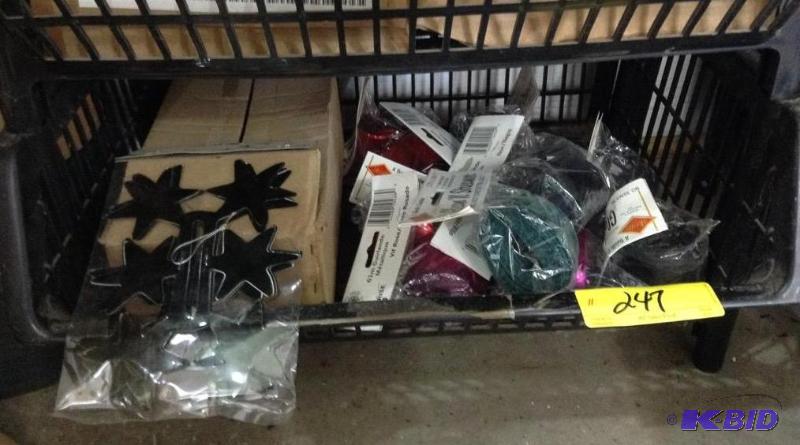 lot 247 image: Star Garlands and Sophisticrepe Streamers