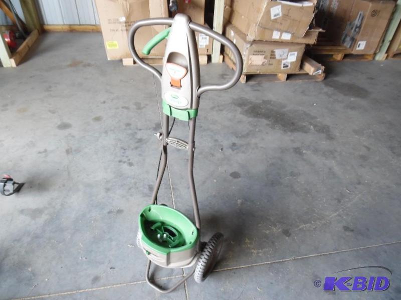 lot 14 image: Fertilizer spreader