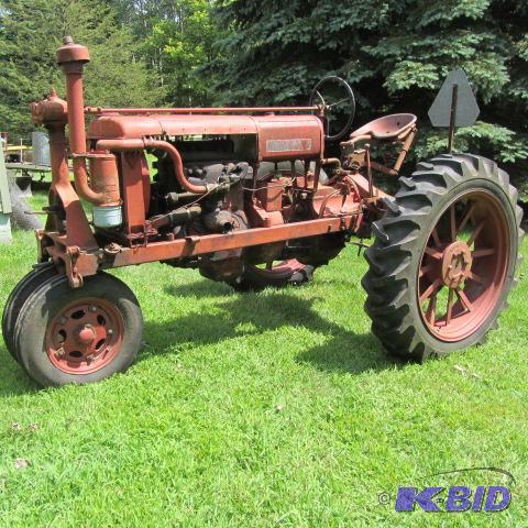 lot 1 image: Farmall F-20 Tractor