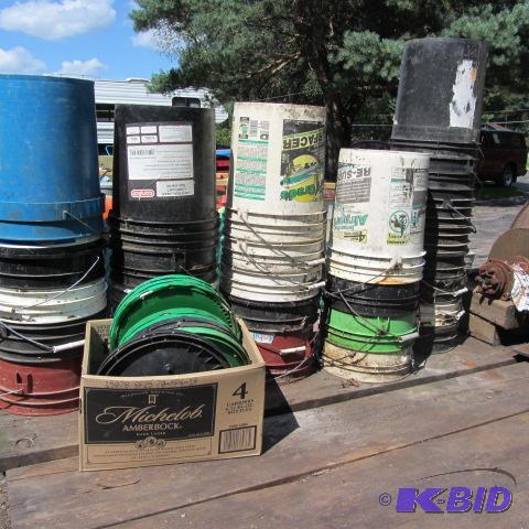 lot 122 image: Plastic 5 Gallon Pails