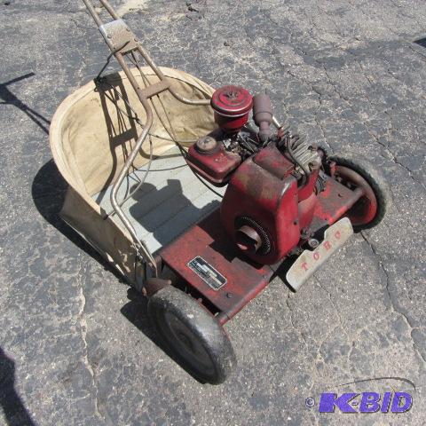 lot 124 image: Toro Gas Reel Mower