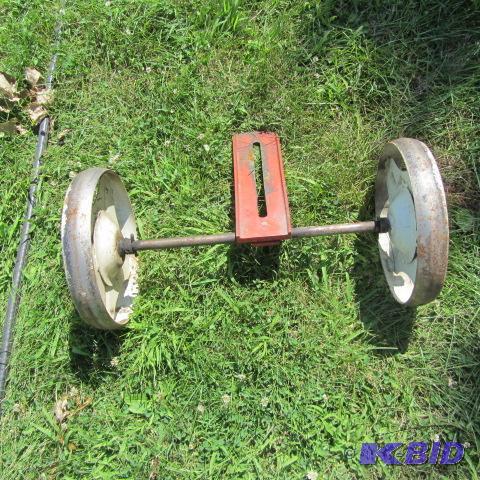 lot 15 image: Gravely Front Sulky