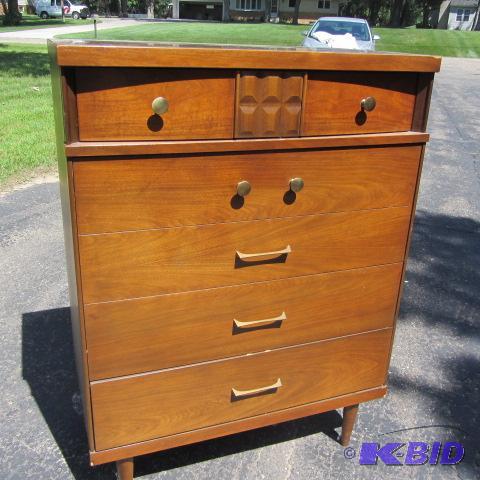 lot 226 image: Wooden 4 Drawer Dresser